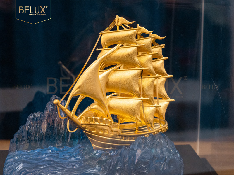 Mô hình thuyền buồm dát vàng 24k 18x24x15cm M6